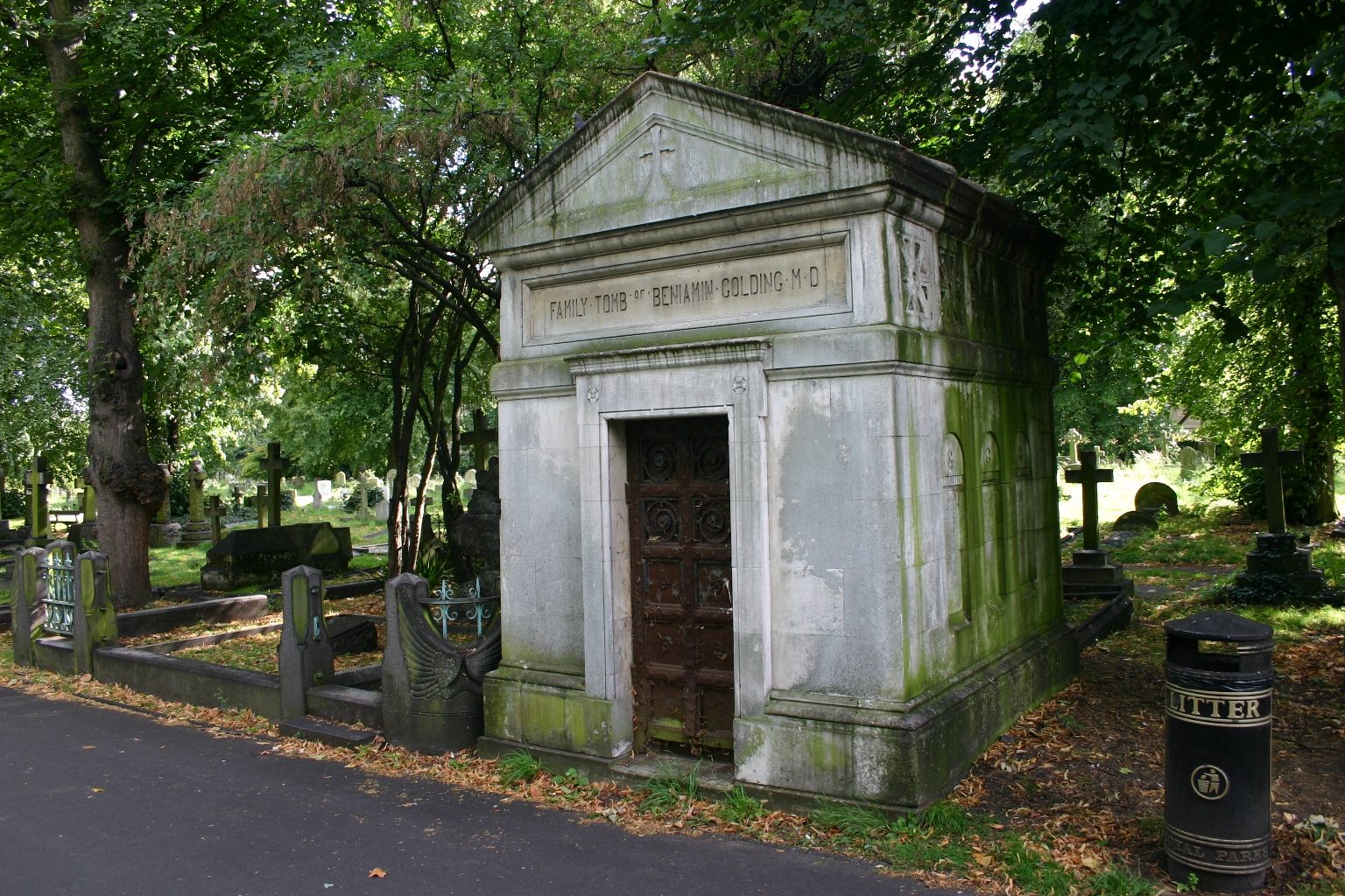 Benjamin%20Golding%27s%20tomb%2C%20Brompton%20Cemetery%2C%20London%20-%2002.JPG